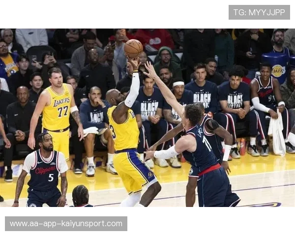 詹姆斯客场狂砍32分10篮板12助攻，湖人通过加时险胜尼克斯